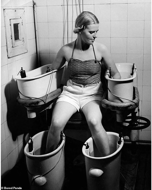 Μην το δοκιμάσετε στο σπίτι! Μια γυναίκα φωτογραφήθηκε βυθίζοντας τα άκρα της σε κουβάδες νερού με ηλεκτρικό ρεύμα για να ενισχύσουν την κυκλοφορία του αίματος το 1938.