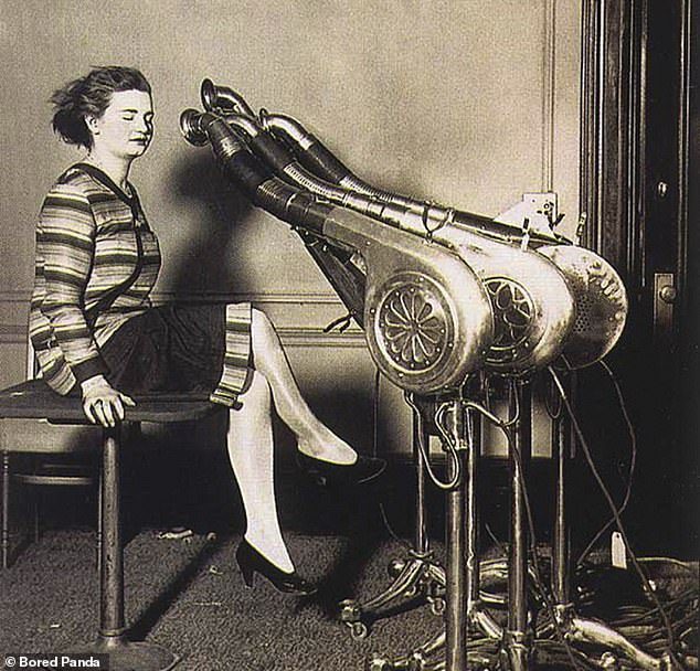 Γυναίκα στεγνώνει τα μαλλιά της σε τεράστια… πιστολάκια τη δεκαετία του 1920.