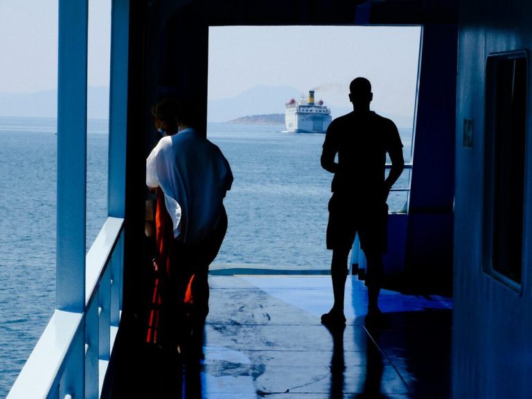 Κέρκυρα: Μητέρα με παιδί ΑμεΑ καταγγέλλει πως τους κατέβασαν από πλοίο «στη μέση του πουθενά»
