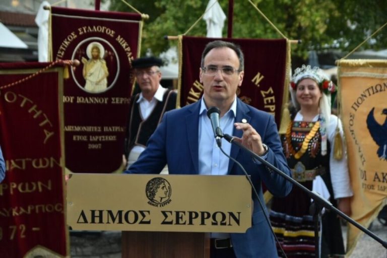 Δήμος Σερρών: Υψώθηκε το επετειακό λάβαρο για τα 100 χρόνια εθνικής μνήμης