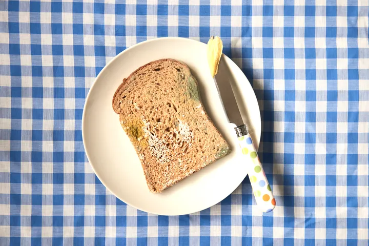 Τι θα πάθουμε αν φάμε «υγιές» κομμάτι από ψωμί που σε κάποια σημεία έχει μουχλιάσει