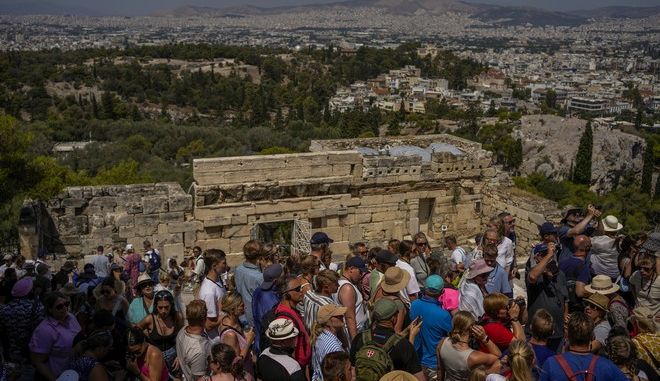 Αμερικανική τουριστική ιστοσελίδα: “5 λόγοι για να μην πάτε στην Ελλάδα το καλοκαίρι”