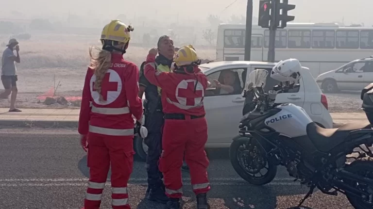 Φωτιές – Κουβαράς: Εθελοντές του Ελληνικού Ερυθρού Σταυρού δίπλα σε πολίτες και πυροσβέστες