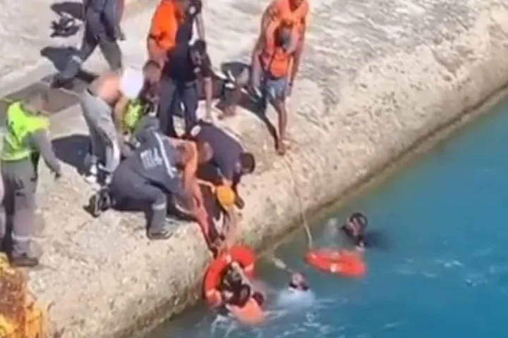 Τήνος: Γυναίκα έπεσε στην θάλασσα κατά την επιβίβαση της σε πλοίο