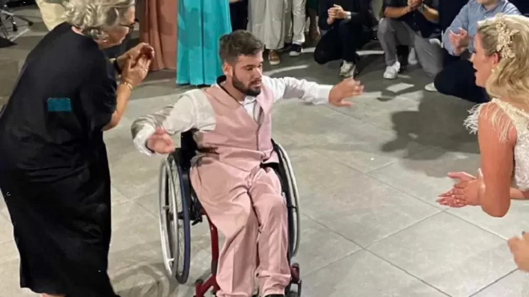 Το πιο παλικαρίσιο ζεϊμπέκικο: Λαρισαίος σε αναπηρικό αμαξίδιο συγκίνησε τους πάντες στον γάμο της αδερφής του