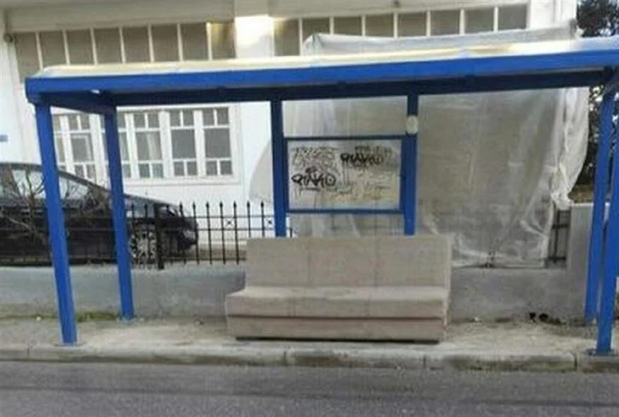 Θεσσαλονίκη: Έβαλε… καναπέ σε στάση λεωφορείου γιατί το παγκάκι έλειπε