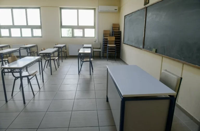 Aδιανόnτο: Δασκάλα έδεσε 8χpoνο μαθnτή σε καρέκλα με χαρτοταıνία